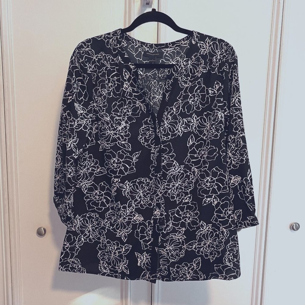 EUC Banana Republic Black and White Floral Button Up Size L